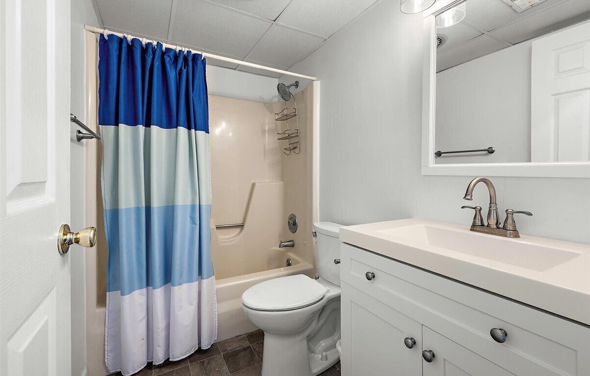 Un baño con ducha, inodoro y lavamanos.