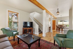 Smart TV, DVD player, books, stereo