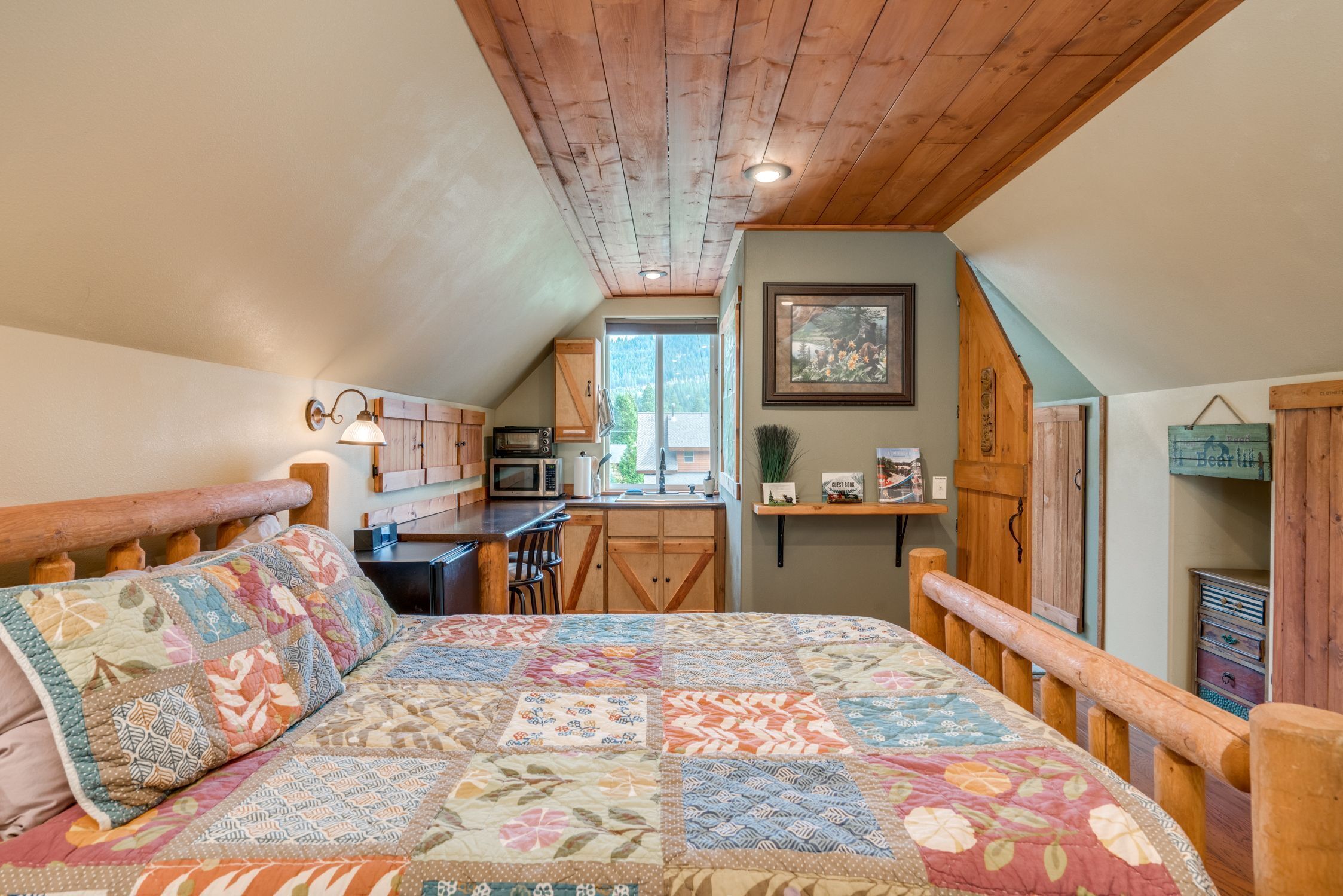 The Wedge Mountain Suite - Rustic mountain vacation