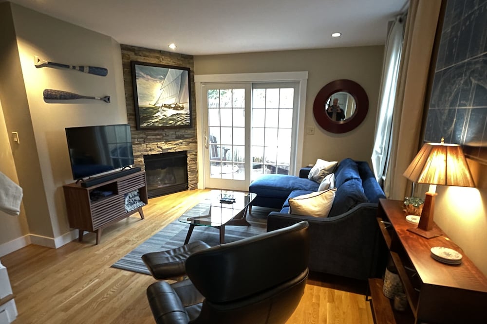 West End Modern Private Townhouse, Quiet And 5 Minute Walk To The Beach!