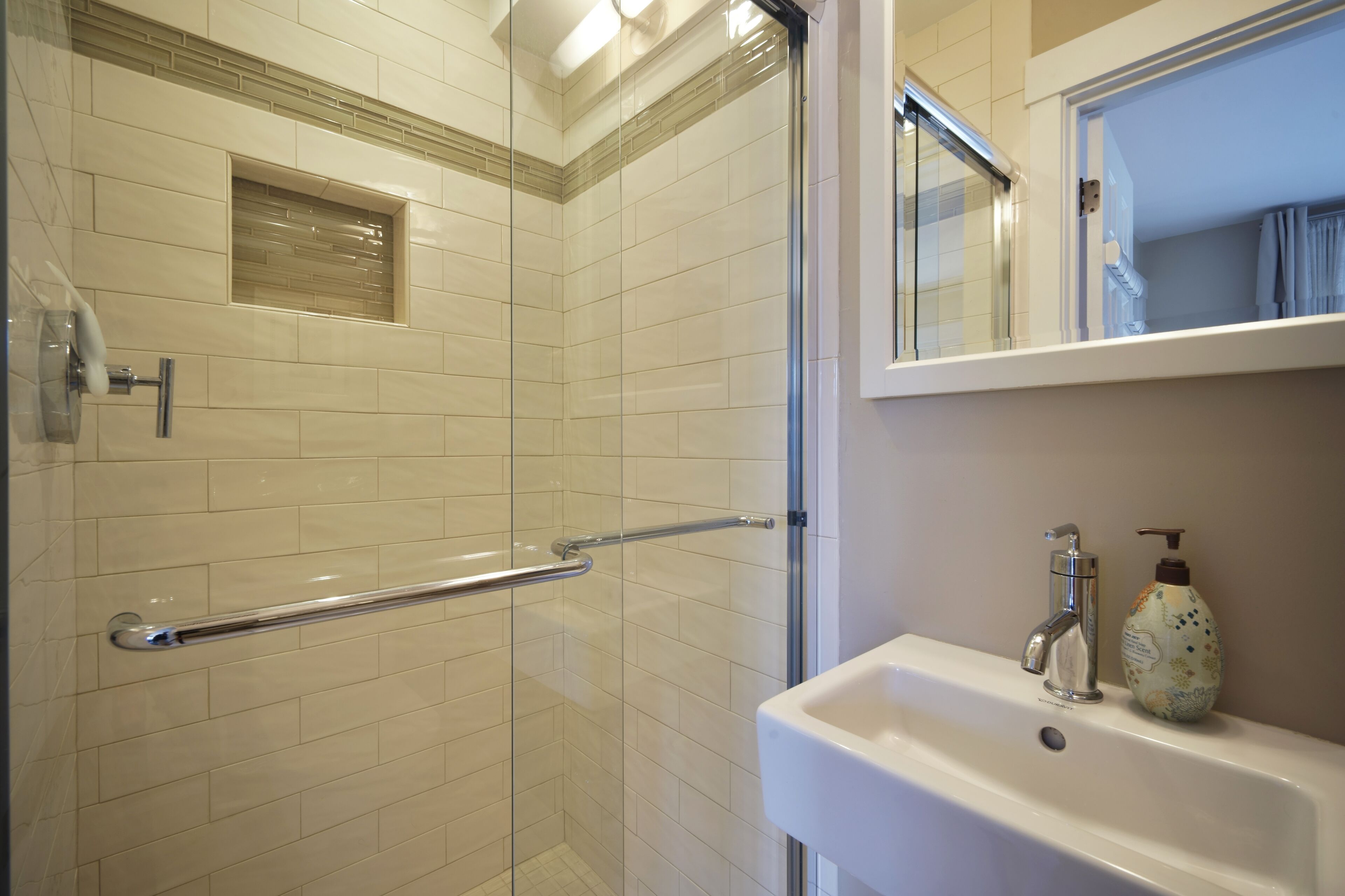 West End Modern Private Townhouse, Quiet And 5 Minute Walk To The Beach!