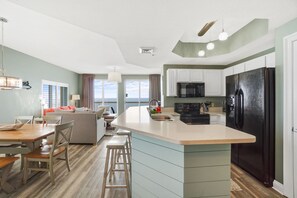 Réfrigérateur, micro-ondes, four, plaque de cuisson