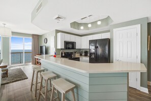 Geladeira, micro-ondas, fogão, cooktop