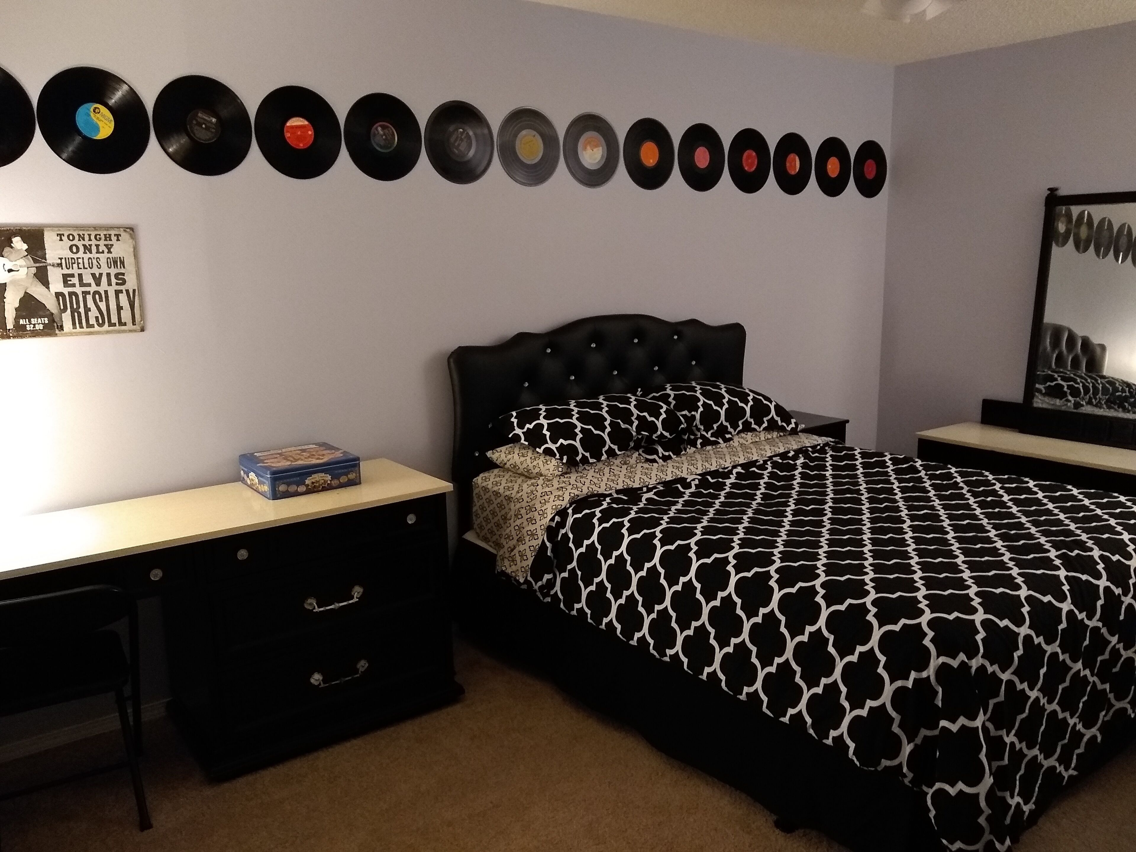 Stay on Kentucky Lake at this First Floor Condo