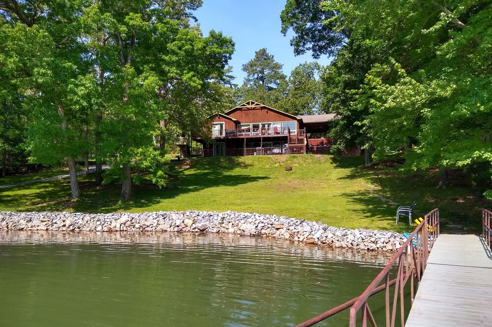 Stay on Kentucky Lake at this First Floor Condo