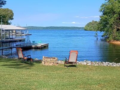 Stay on Kentucky Lake at this First Floor Condo