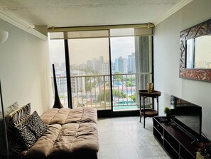 Smart TV, ping pong -  Bright & Modern 1BR in Condado – All Utilities + WiFi Included! (Condado, Puerto Rico)