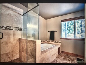 Combined shower/tub, jetted tub, hair dryer, towels