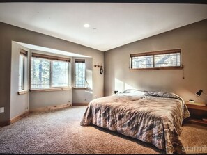 4 室のベッドルーム、セーフティボックス (室内)、アイロン / アイロン台、旅行用ベビーベッド