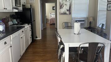 Een koelkast, een magnetron, een oven, een kookplaat