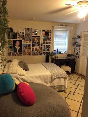 4 habitaciones, tabla de planchar con plancha, wifi y ropa de cama 