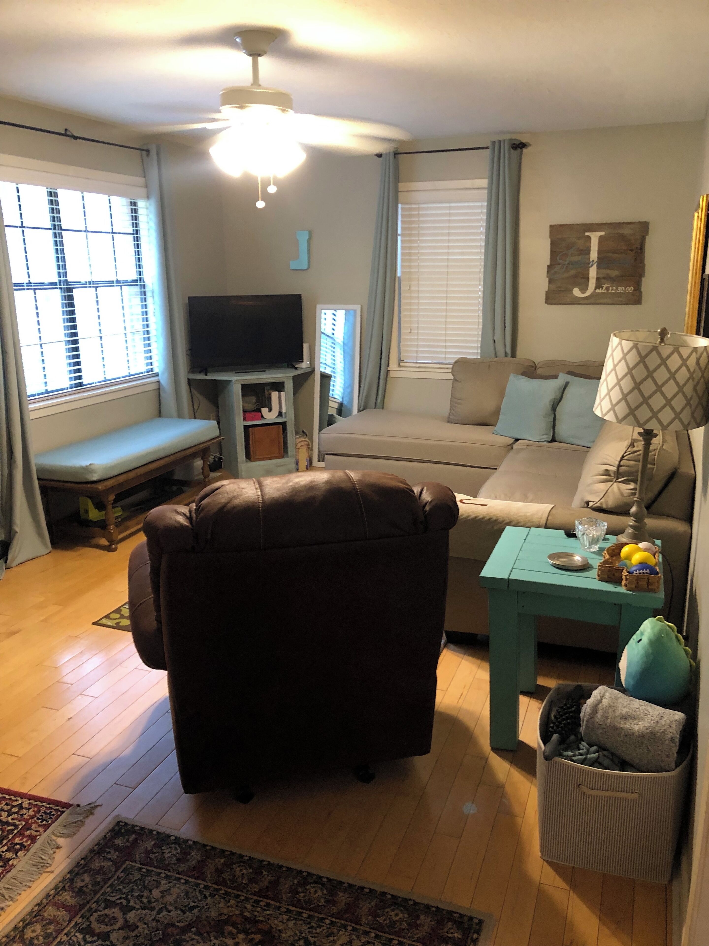 Een televisie, videogames, een dvd-speler en een tafeltennistafel