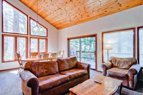 Een televisie en een open haard