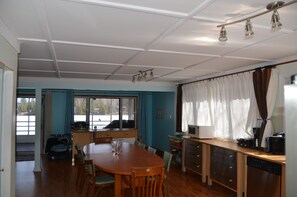 Dining - Lakeside cottage rental
CITQ registration #300046 (La Peche)