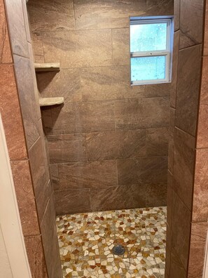 Ensemble douche/baignoire, serviettes fournies