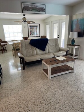 Smart-TV, DVD-Player, Bücher, Musikbibliothek