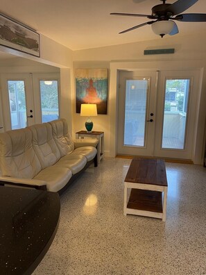 Smart-TV, DVD-spiller, bøker og musikkbibliotek