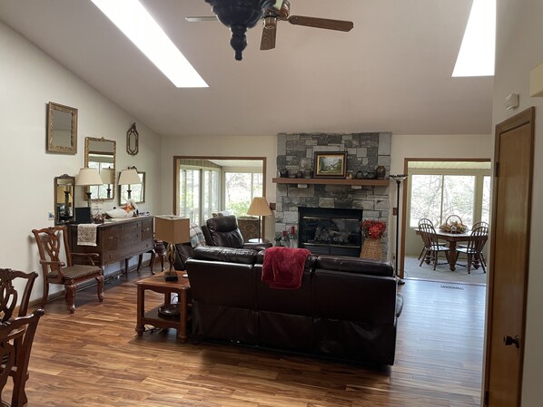 Smart TV, chimenea, reproductor de DVD y libros 