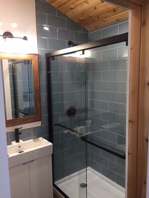 Ensemble douche/baignoire, sèche-cheveux, serviettes fournies, savon