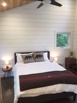 3 bedrooms, free WiFi, bed sheets - Hidden Springs on Long Lake  -  Sleeping Bear Dunes National Lakeshore (Honor)