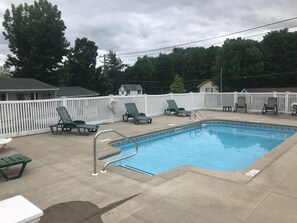 Seasonal outdoor pool - Hillside Motel (Lake George)