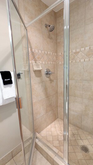 Combined shower/bathtub, hair dryer, towels, soap - Remodeled Condo w/ FREE WiFi, Parking, Heated Pool, Hot Tubs, Skier Shuttle, (Avon)