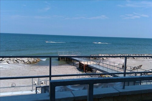 LAKEFRONT CONDO #309 2BR/2BA-sleeps 4-private balcony/beach and wine tours!