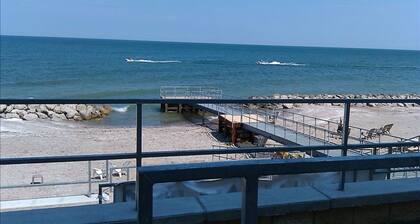 LAKEFRONT CONDO #309 2BR/2BA-sleeps 4-private balcony/beach and wine tours!