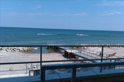 LAKEFRONT CONDO #309 2BR/2BA-sleeps 4-private balcony/beach and wine tours!