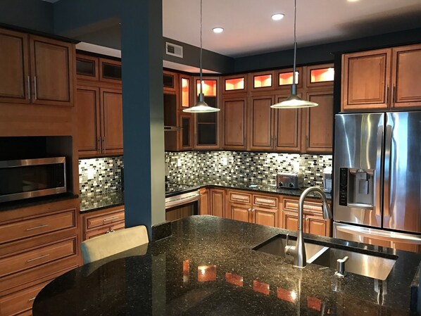 冰箱、微波炉、烤箱、炉灶