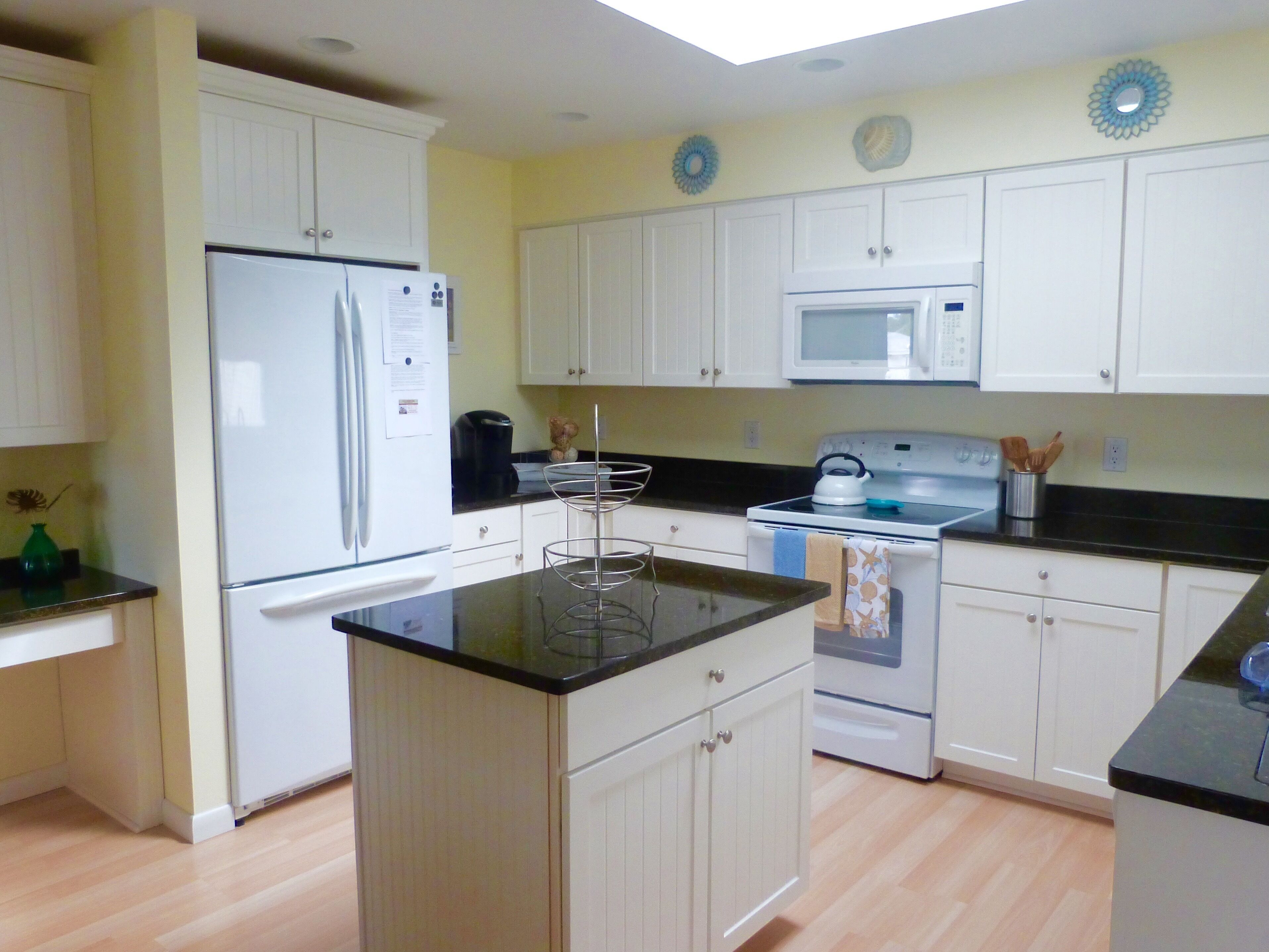 Beauty 4Bed/2.5Bath Single Level Home, Fantastic Outdoor Spaces,, Steps to Beach