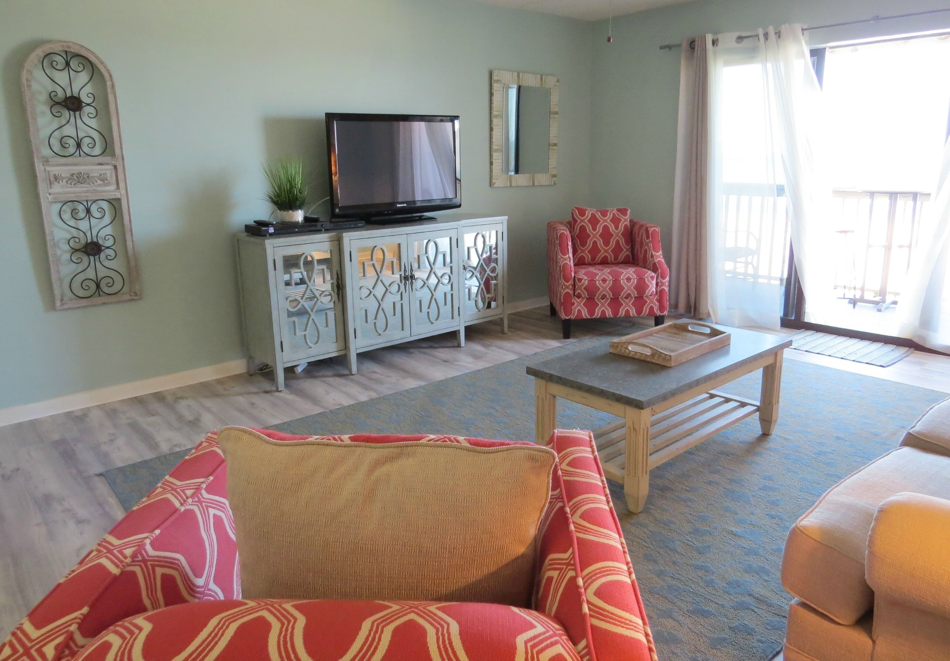   BEACH FRONT POOL Book NOW-walk to shops.Top rental/Very nice inside. 