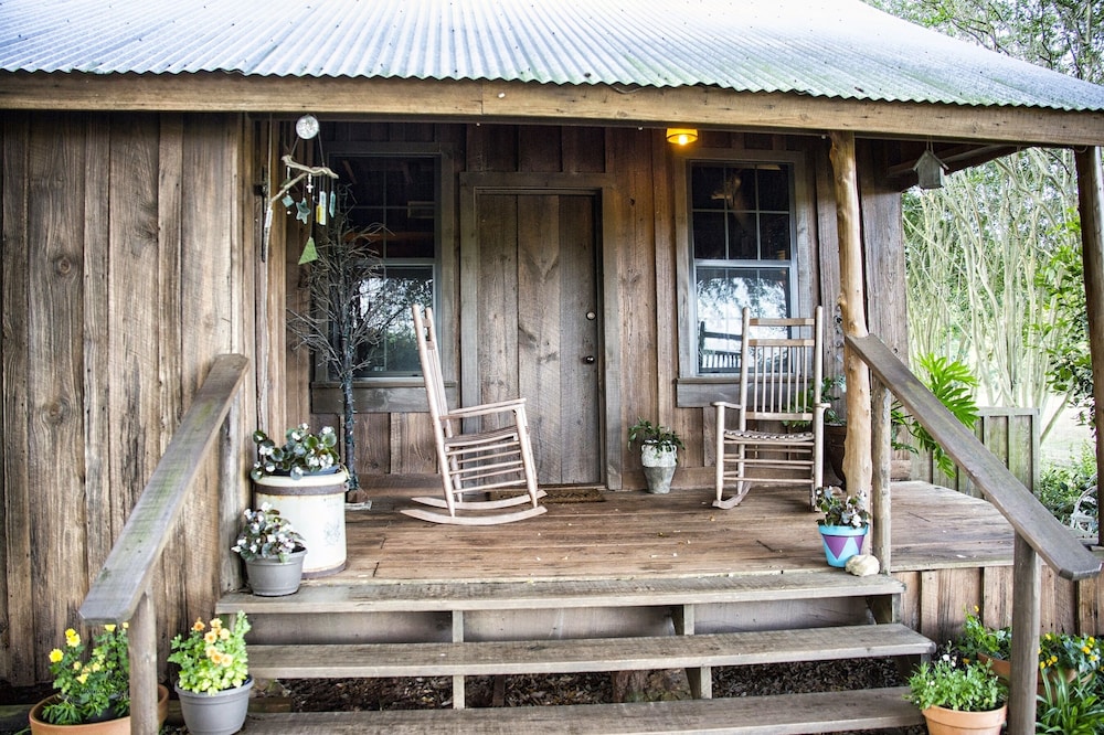 GUS's PLACE...Unwind with a TRIP to the PAST in this CABIN built in 1865.
