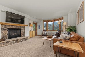 Fernseher, Kamin, Stereoanlage