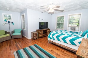 4 bedrooms, desk, iron/ironing board, WiFi
