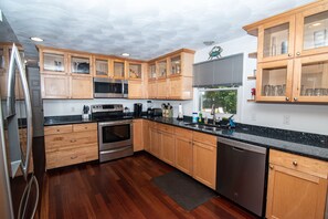 Een koelkast, een magnetron, een oven, een kookplaat