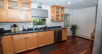 Roca en la terraza delantera, casa privada, fácil acceso a las playas, Newport, Wickford