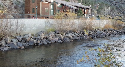 Large Downtown Loft At The Rivers' Confluence, Walk To Restaurants