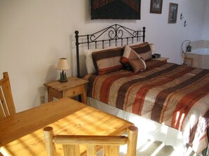 2 chambres, fer et planche à repasser, Wi-Fi, draps fournis