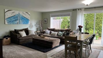 TV connectée, cheminée, jeux vidéo, livres