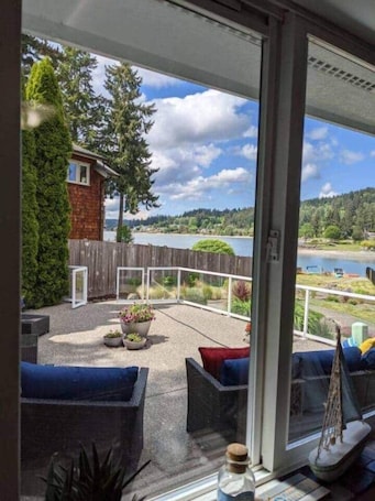 Interior. Tide Cove Beachhouse in Poulsbo