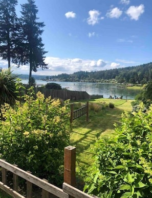 Property grounds - Tide Cove Beachhouse in Poulsbo (Poulsbo)
