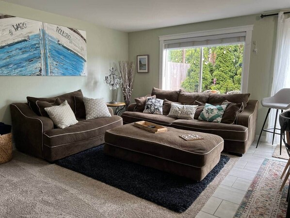 Smart TV, fireplace, video games, books