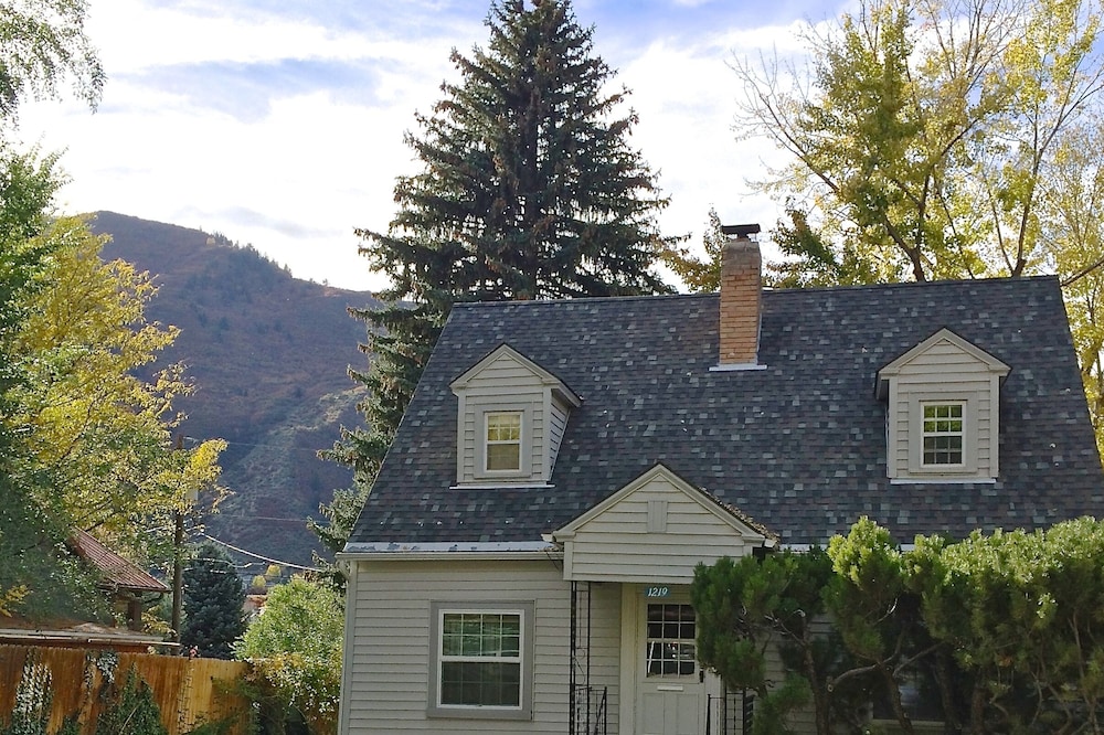 Charming, Comfortable, Centrally located home 4 +2 1/2 (Sleeps 7)