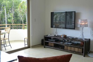 Een smart-tv en een dvd-speler