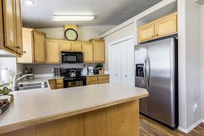 Fridge, microwave, oven, stovetop - READY IN MERIDIAN.. RELO SPECIALISTS, GOLF COURSE COMMUNITY (Meridian)