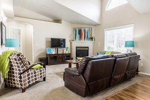 Smart TV, chimenea, reproductor de DVD y libros