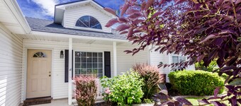 READY IN MERIDIAN.. RELO SPECIALISTS, GOLF COURSE COMMUNITY