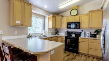 Réfrigérateur, four à micro-ondes, un four, surface de cuisson