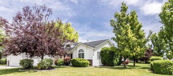 READY IN MERIDIAN.. RELO SPECIALISTS, GOLF COURSE COMMUNITY
